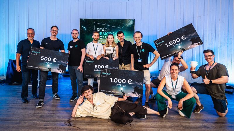 Die vier Gewinnerteams des REACH Demodays: Matter of Facts, Ambient Sphere, AnimalChat und Komati (Foto: ©Thomas Mohn) | Die vier Gewinnerteams des REACH Demodays