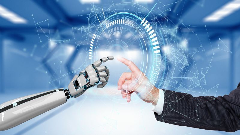 Roboterarm und menschlicher Arm berühren sich an den Zeigefingern