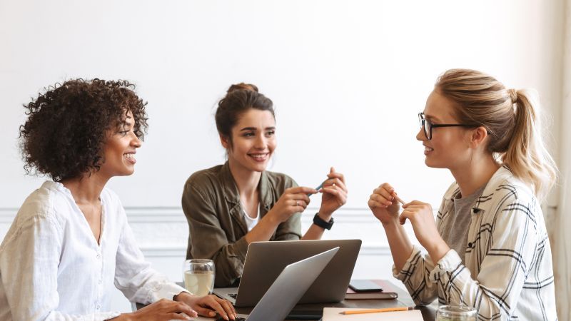 Drei Frauen im Gespräch