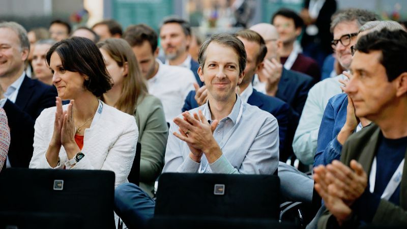 Sitzendes Publikum applaudiert