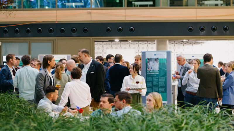 Personengruppe mit rasen im Vordergrund