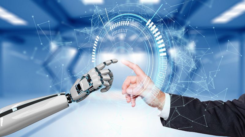 Roboterarm und menschlicher Arm berühren sich an den Zeigefingern