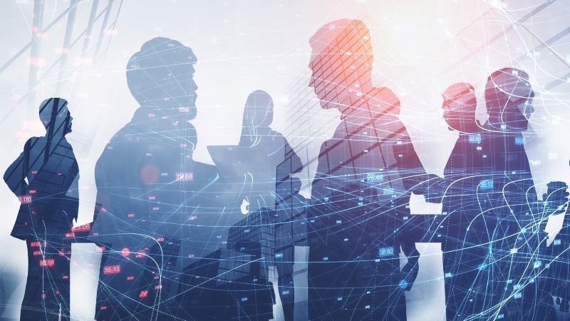 Silhouetten von Menschen in einem Netzwerk