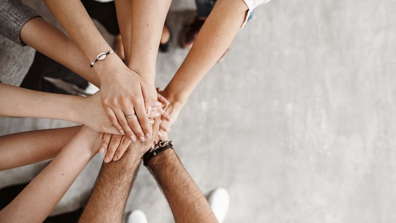 Menschen führen Hände zusammen