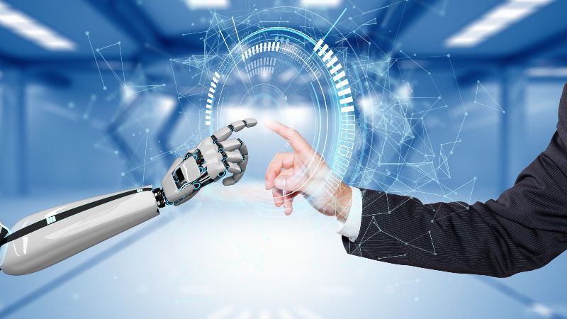 Roboterarm und menschlicher Arm berühren sich an den Zeigefingern