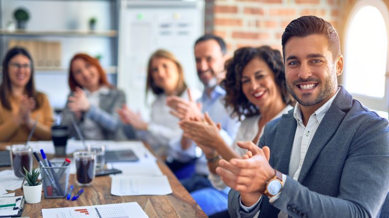 Sitzende Gruppe applaudiert