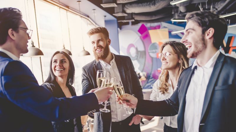 Fünf Personen mit Sektgläsern