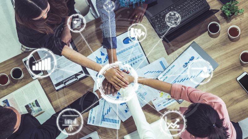 Menschen führen Hände zusammen mit eingeblendeten Symbolen