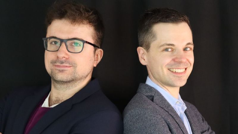Zwei Gründer schauen in die Kamera