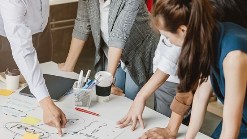 Sitzende Gruppe applaudiert