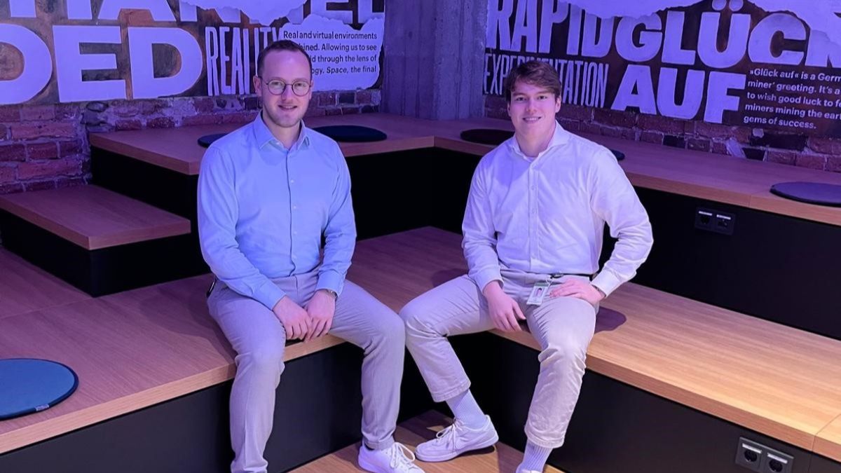 Zwei Gründer schauen in die Kamera