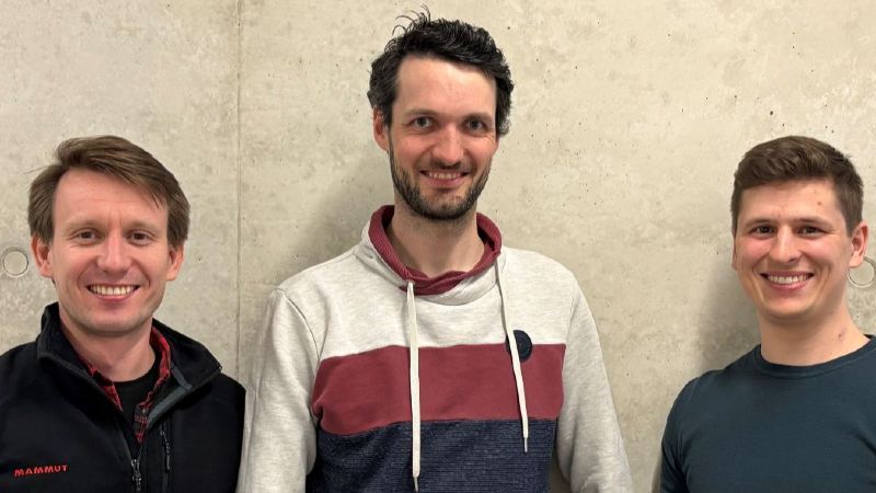 Drei Gründer schauen in die Kamera