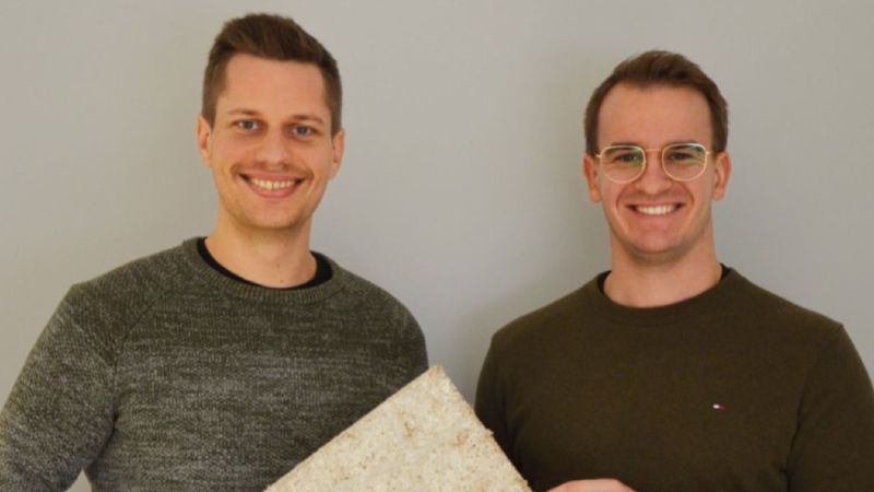 Zwei Gründer schauen in die Kamera