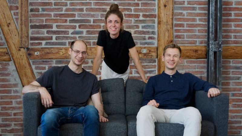 Gründer:innen schauen in die Kamera