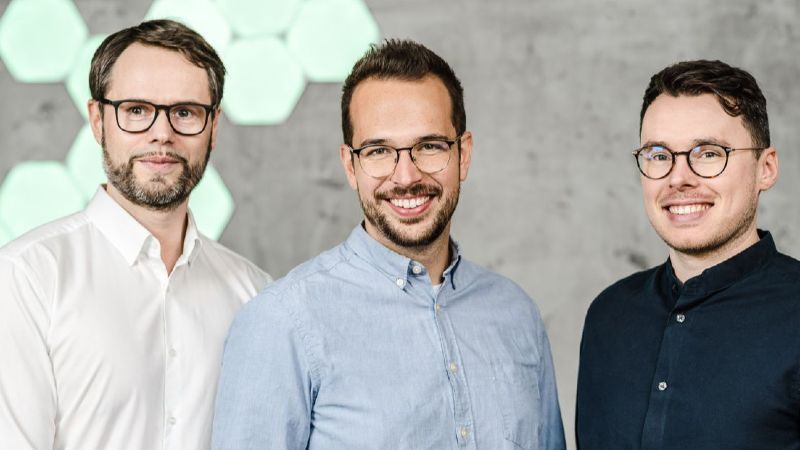 Drei Gründer schauen in die Kamera