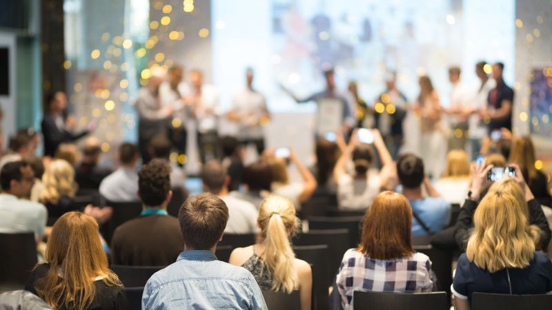 Sitzende Gruppe applaudiert