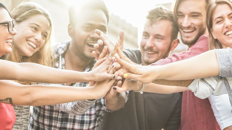 Sitzende Gruppe applaudiert