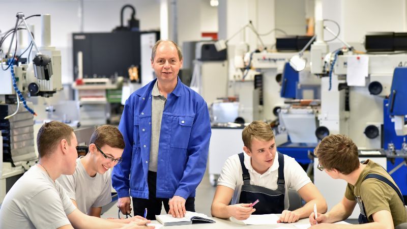sitzende männer in industrieanlage