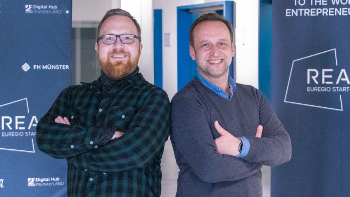 Zwei Gründer schauen in die Kamera