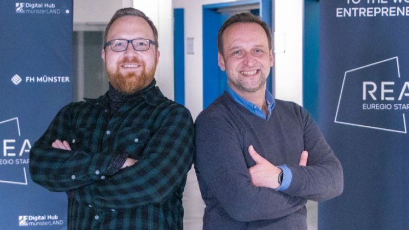Zwei Gründer schauen in die Kamera