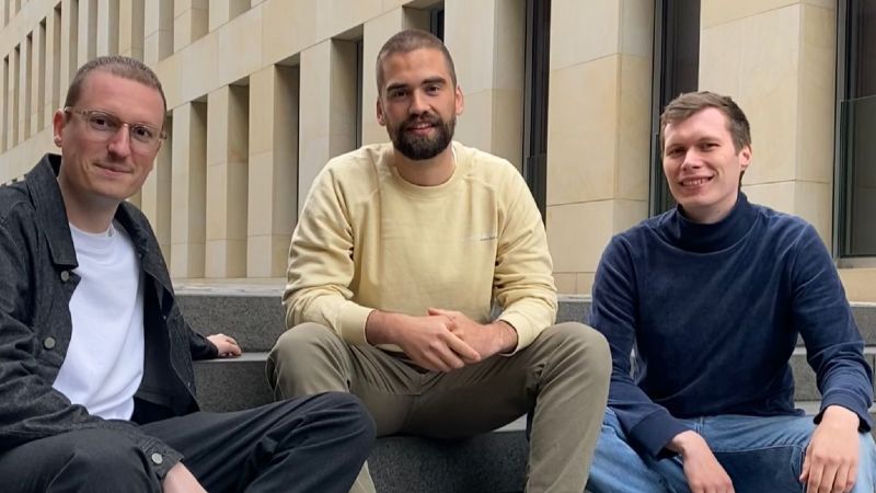 Drei Gründer schauen in die Kamera