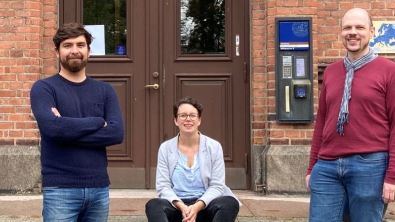 Drei Gründer:innen schauen in die Kamera