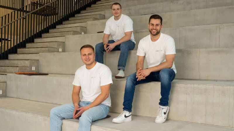 Drei Gründer schauen in die Kamera