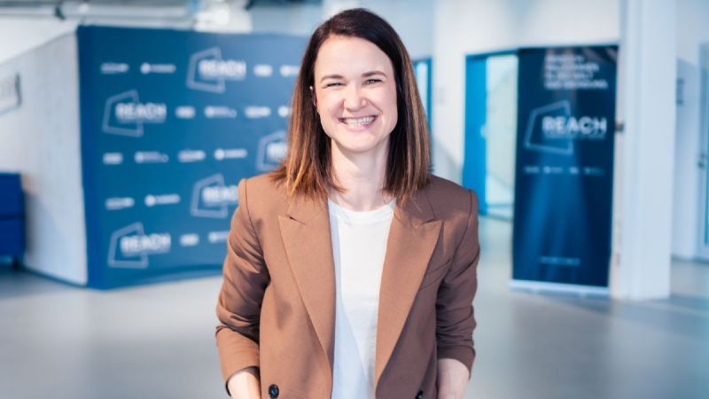 Gründerin schaut in die Kamera
