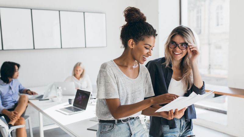 frauen besprechen