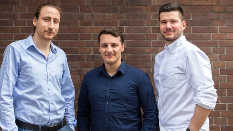 Drei Gründer schauen in die Kamera