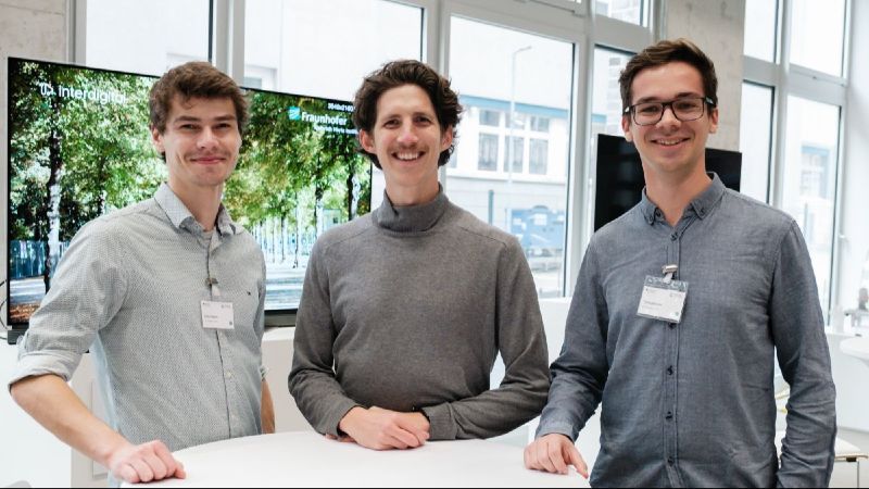 Drei Gründer schauen in die Kamera