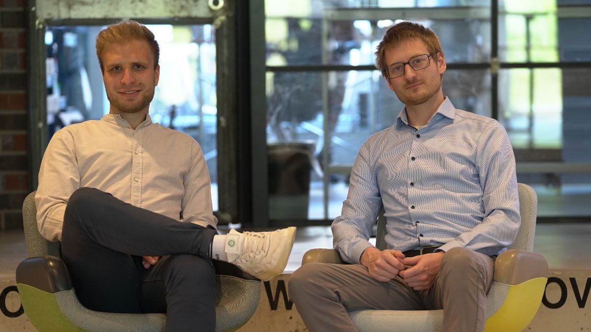 Zwei Gründer schauen in die Kamera