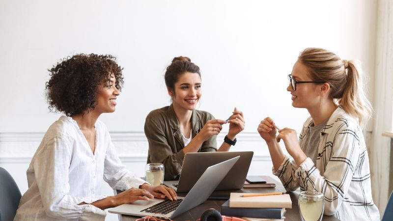Sitzende Gruppe in Besprechung