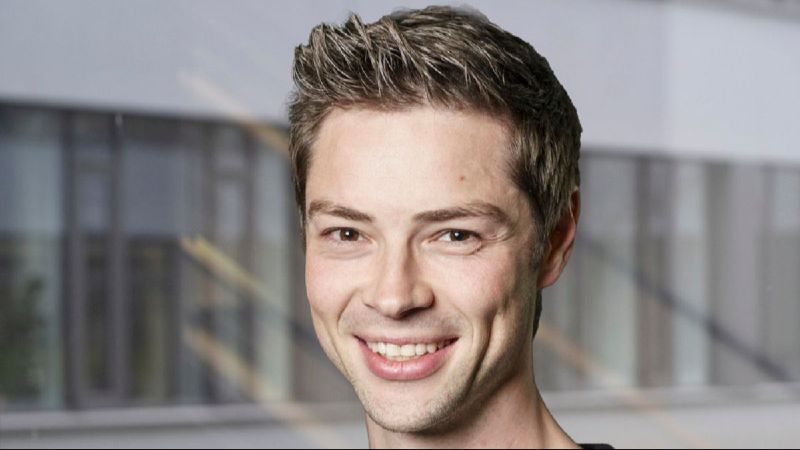 Gründer schaut in die Kamera