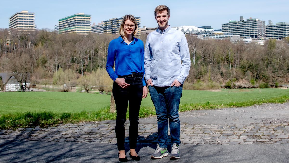 Zwei Gründer:innen schauen in die Kamera