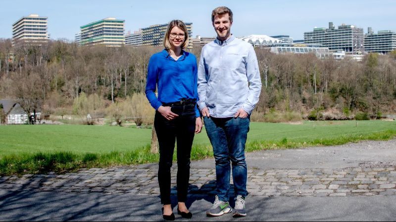 Zwei Gründer:innen schauen in die Kamera