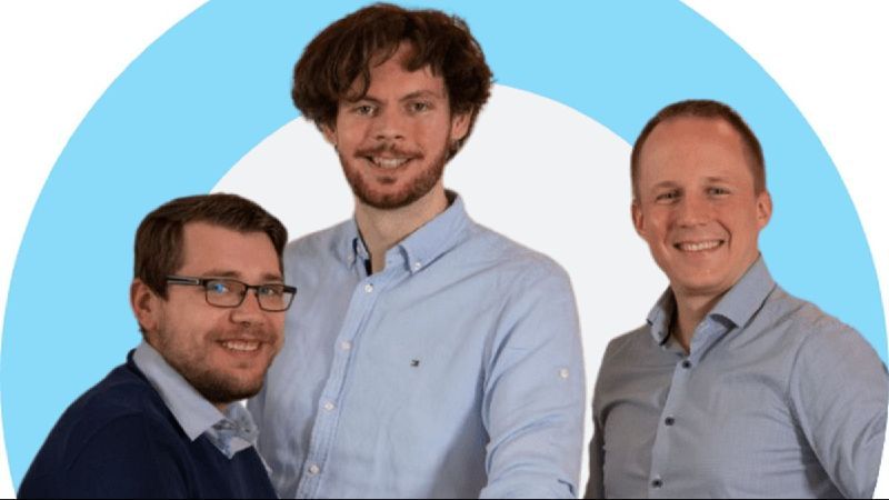 Drei Gründer schauen in die Kamera