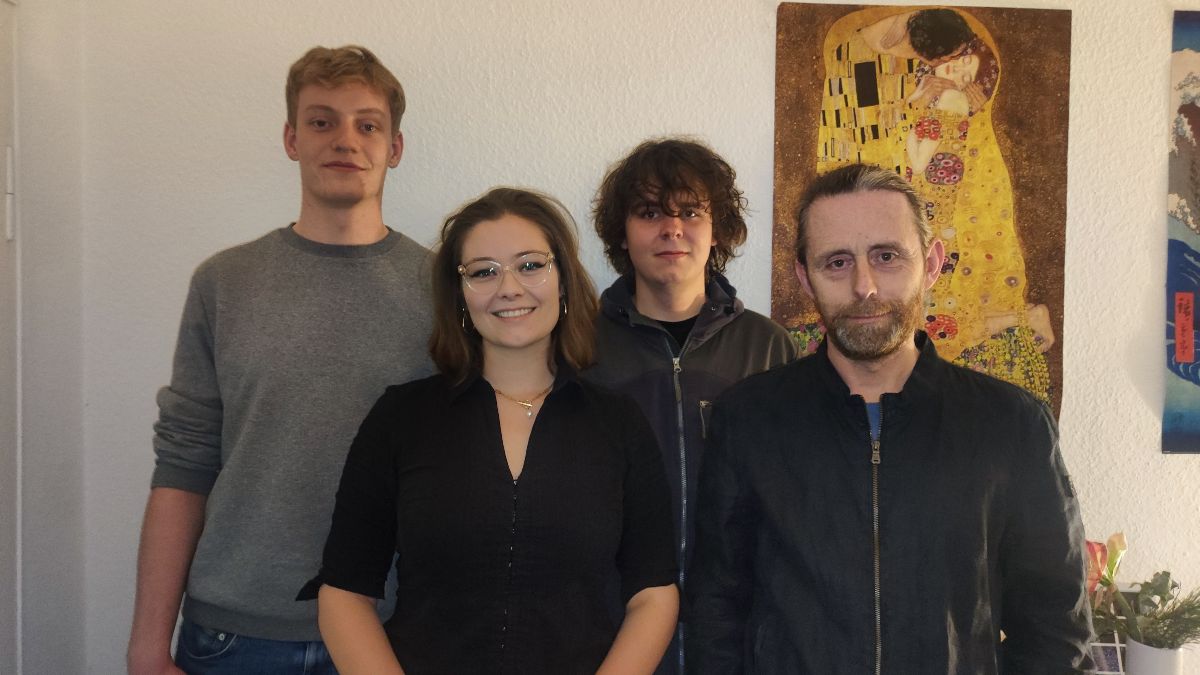 Gründer:innen schauen in die Kamera
