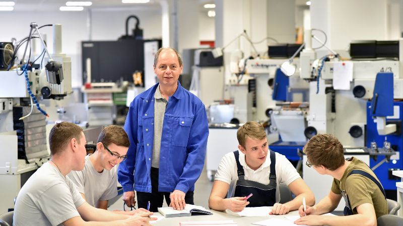 Sitzende Gruppe in Industrie