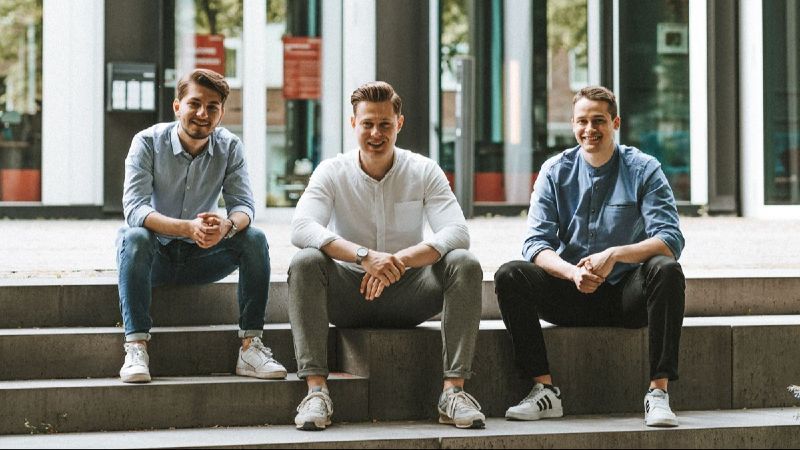  Gründer schauen in die Kamera