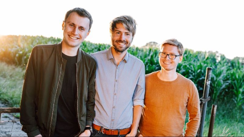 Gründer schauen in die Kamera 