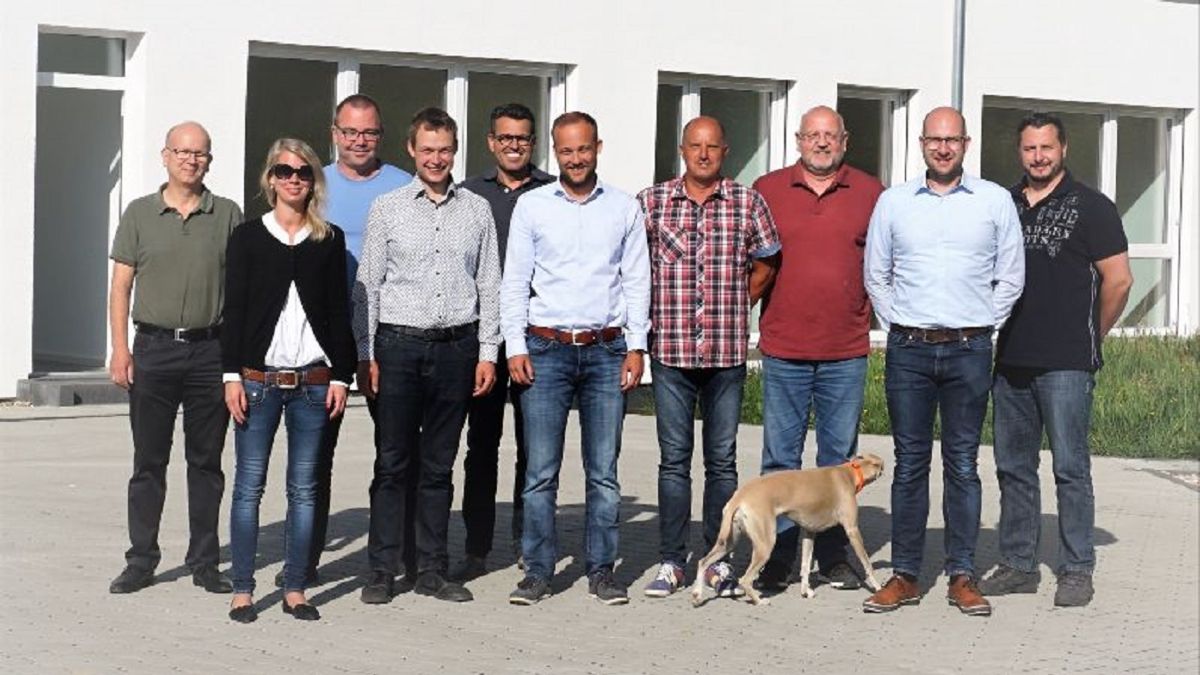 Gründungsteam schaut in die Kamera