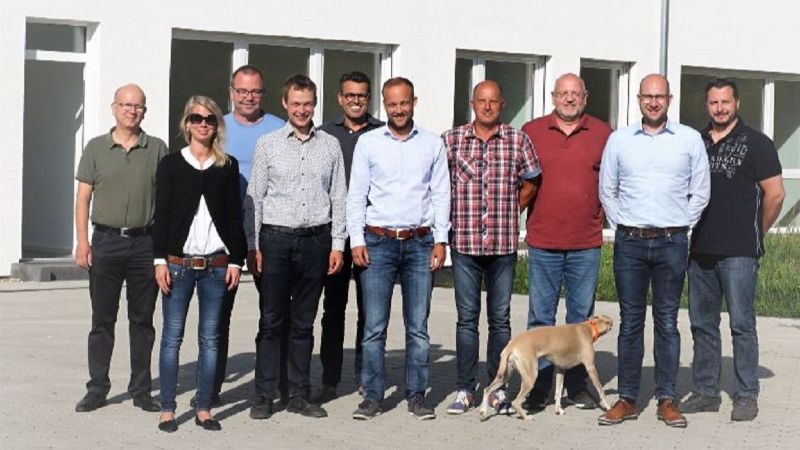 Gründungsteam schaut in die Kamera