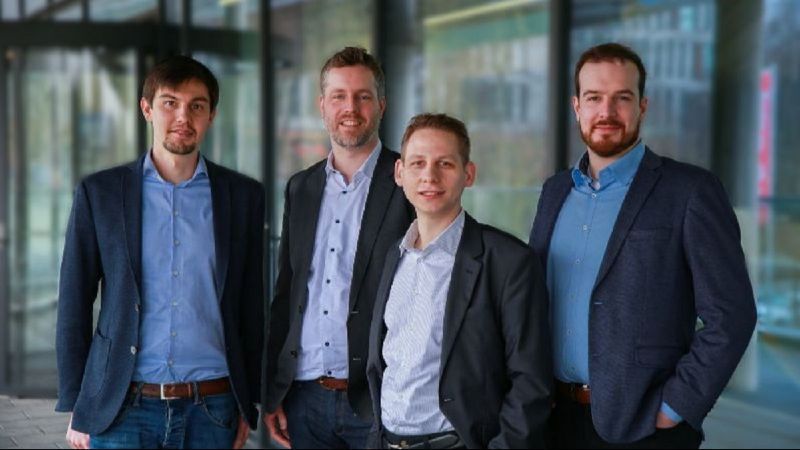 vier Gründer schauen in die Kamera