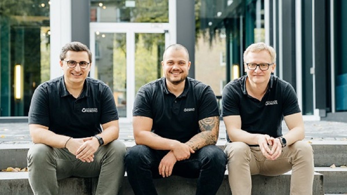 drei Gründer schauen in die Kamera