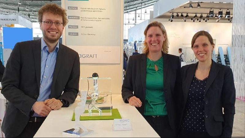 Gründer:innen schauen in die Kamera