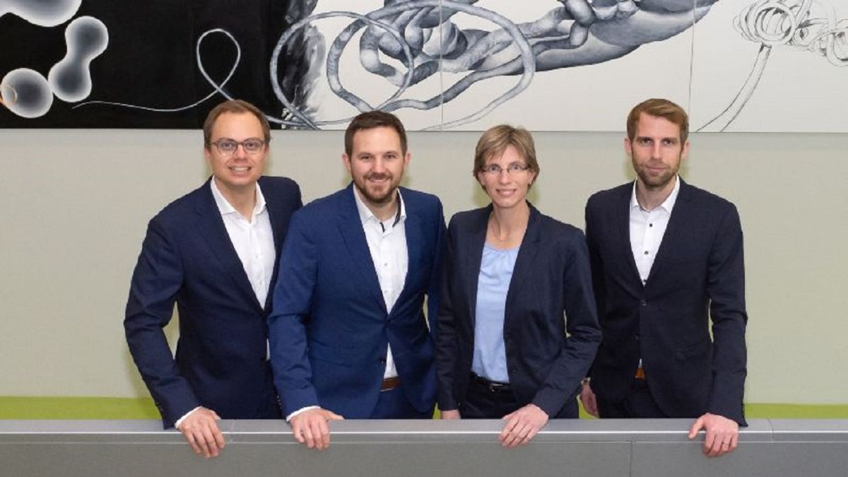Gründer:innen schauen in die Kamera