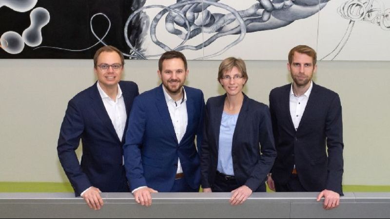 Gründer:innen schauen in die Kamera