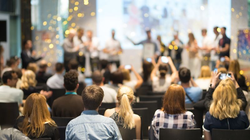 Sitzende Gruppe applaudiert