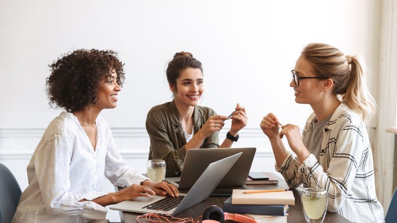 Sitzende Gruppe von Frauen